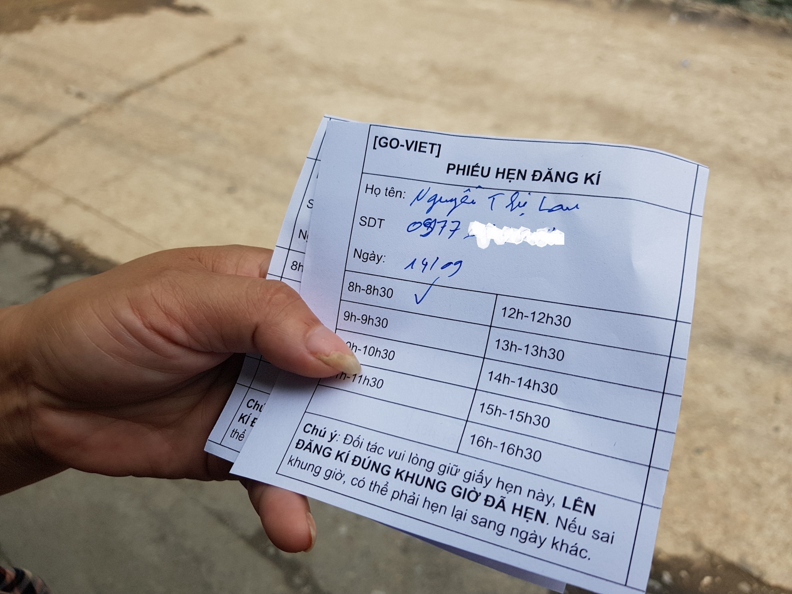 nhan vien go viet dung ra le duong tiep nhan tai xe den dang ky anh 2