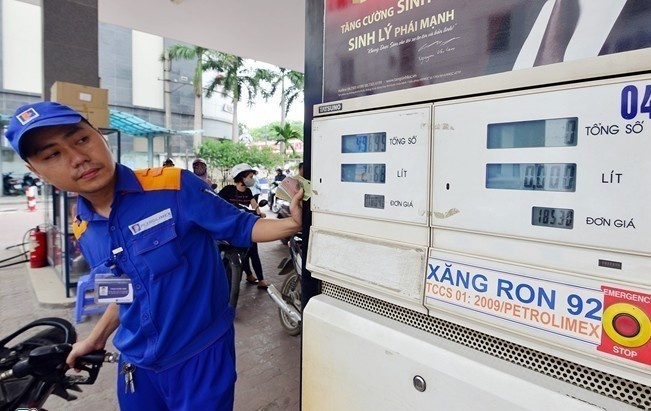 Kien nghi lui ap thue bao ve moi truong 4.000 dong/lit voi xang dau hinh anh