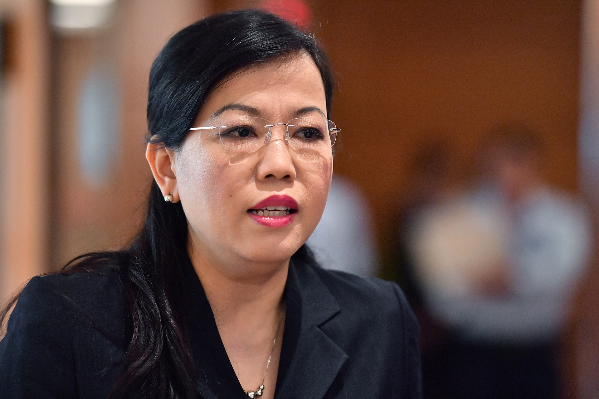 Dai bieu Quoc hoi khoc khi noi ve 'rich kids' va tre em ngheo hinh anh