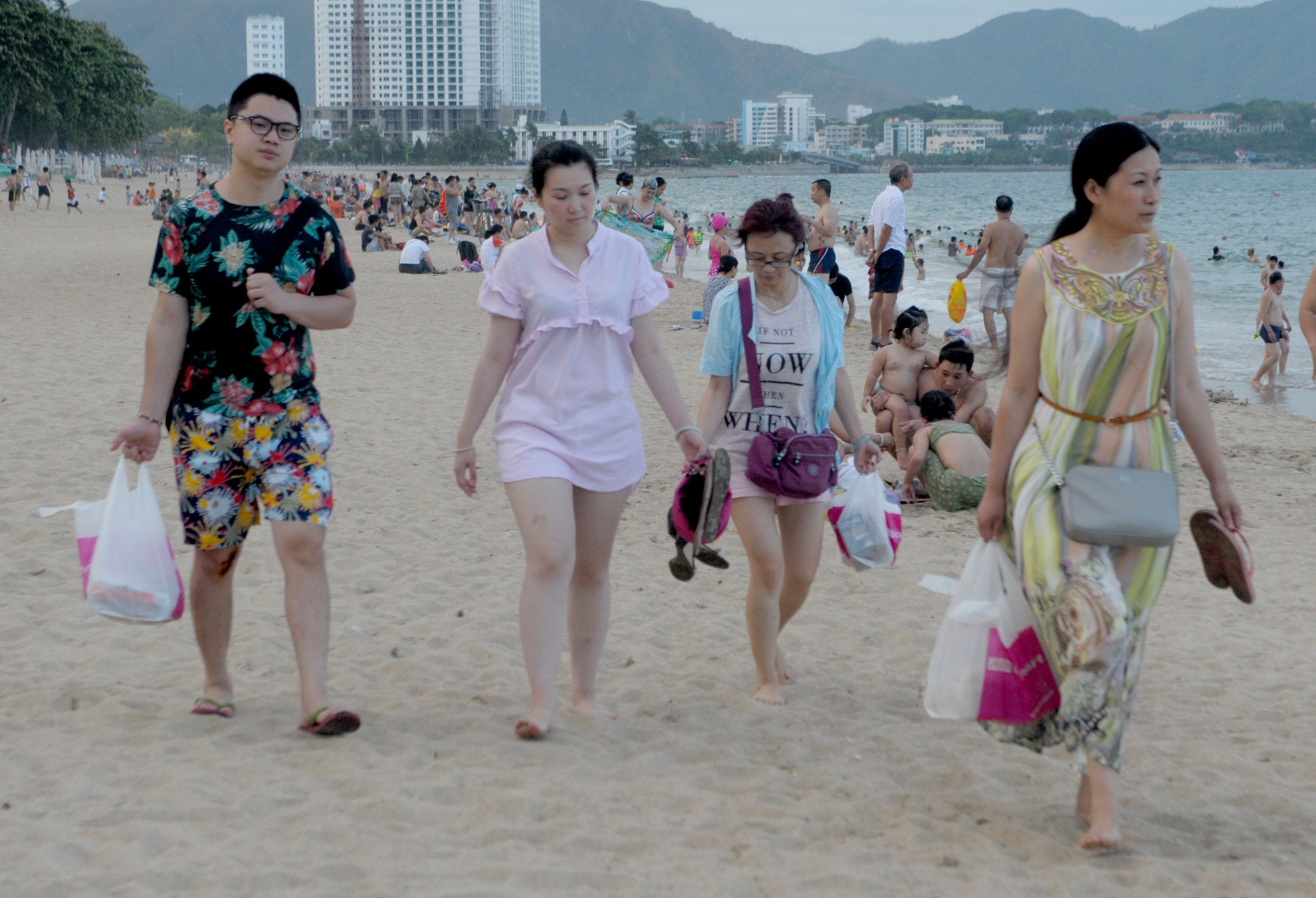 Bien tuong cua tour gia re la hoat dong kinh doanh trai phep, lua dao hinh anh