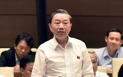 Kham xet vu doi 100 USD bi phat 90 trieu, Bo truong Cong an noi gi? hinh anh