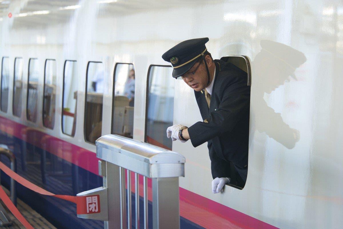 Vi sao nguoi Nhat am anh voi viec dung gio den tung giay? hinh anh