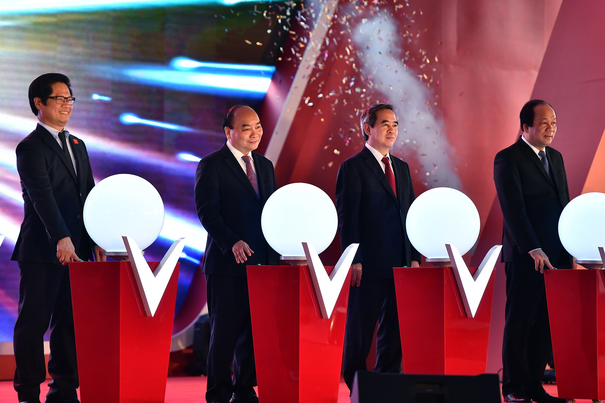 ra mat xe vinfast anh 1