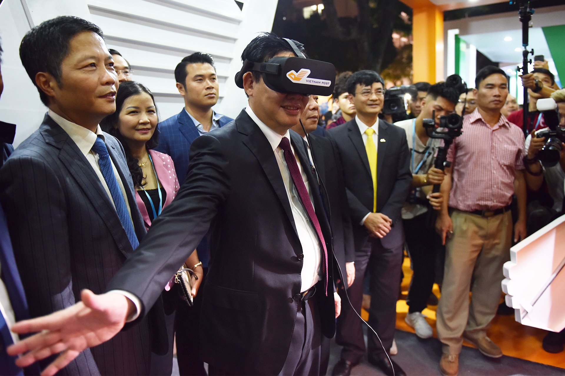 khai truong online friday 2018 anh 4