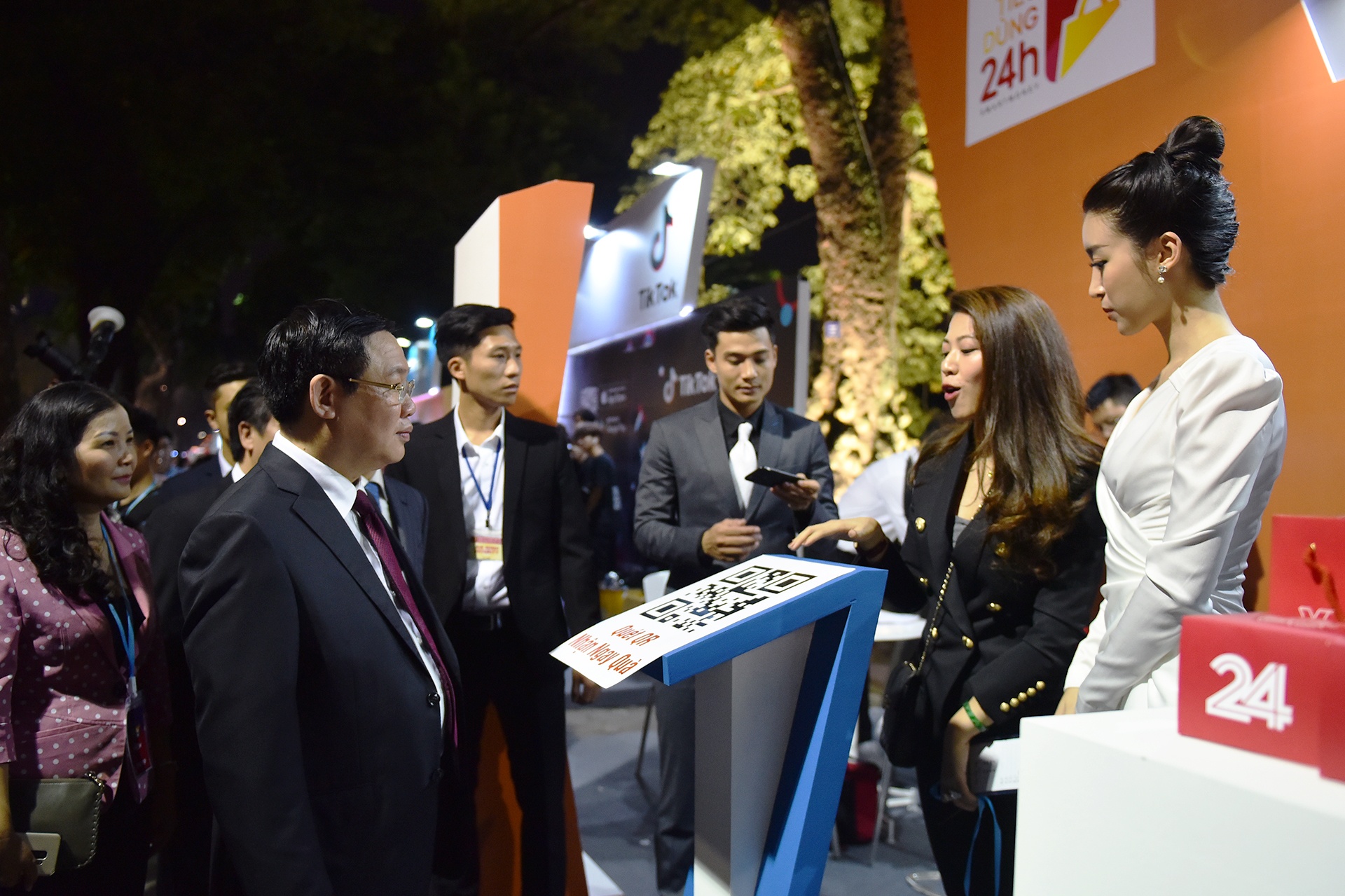 khai truong online friday 2018 anh 3