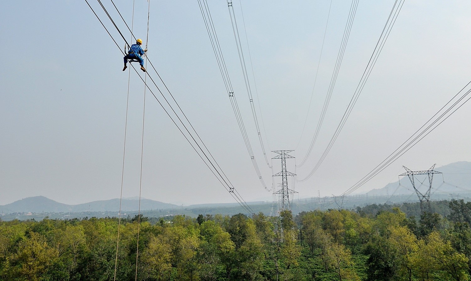 Gan 12.000 ty lam them duong day 500 kV giup mien Nam tranh thieu dien hinh anh