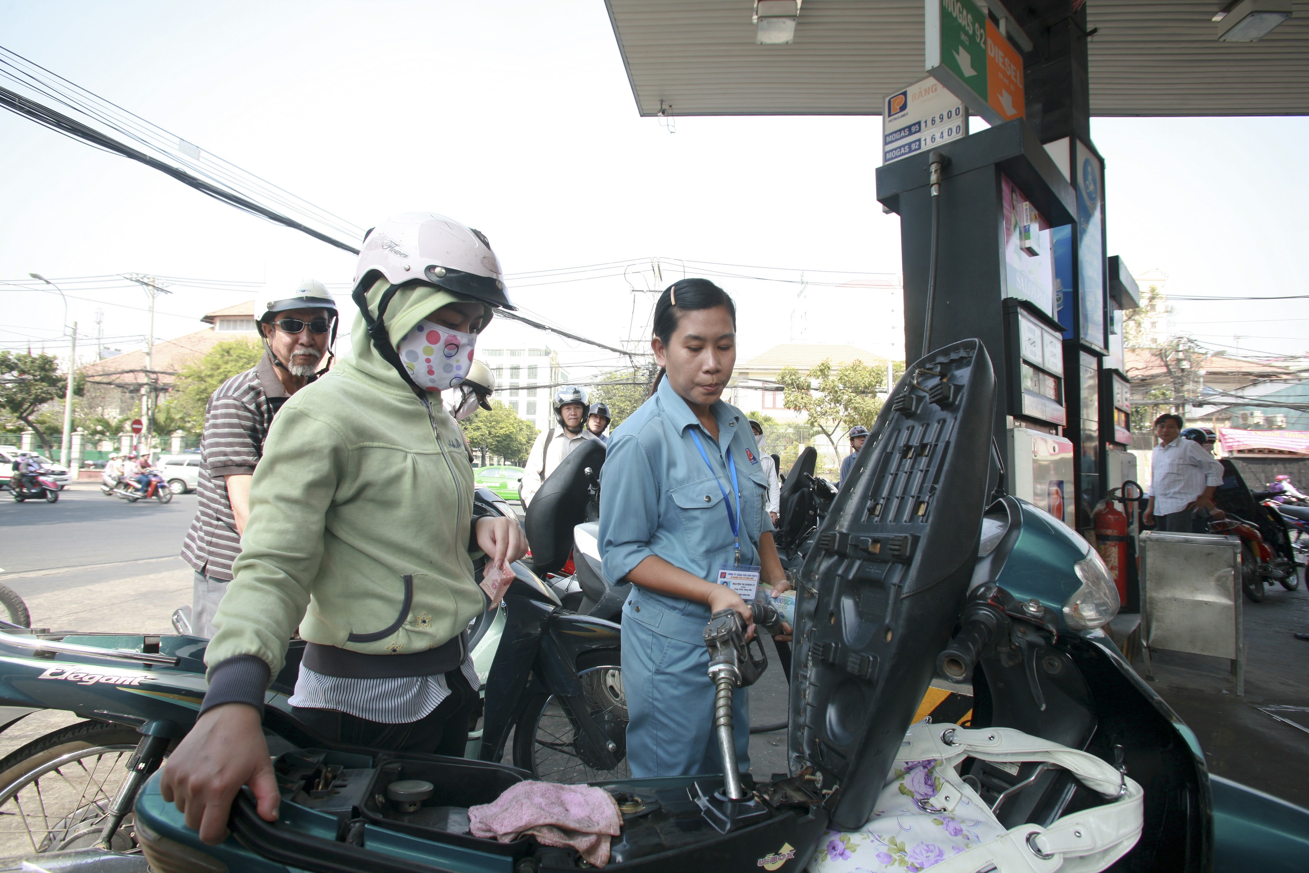 Gia xang giam manh ngay dem giao thua du thue tang 1.000 dong/lit hinh anh