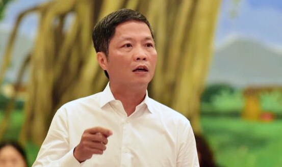 Bo truong Cong Thuong xin loi viec xe cong don nguoi nha o san bay hinh anh