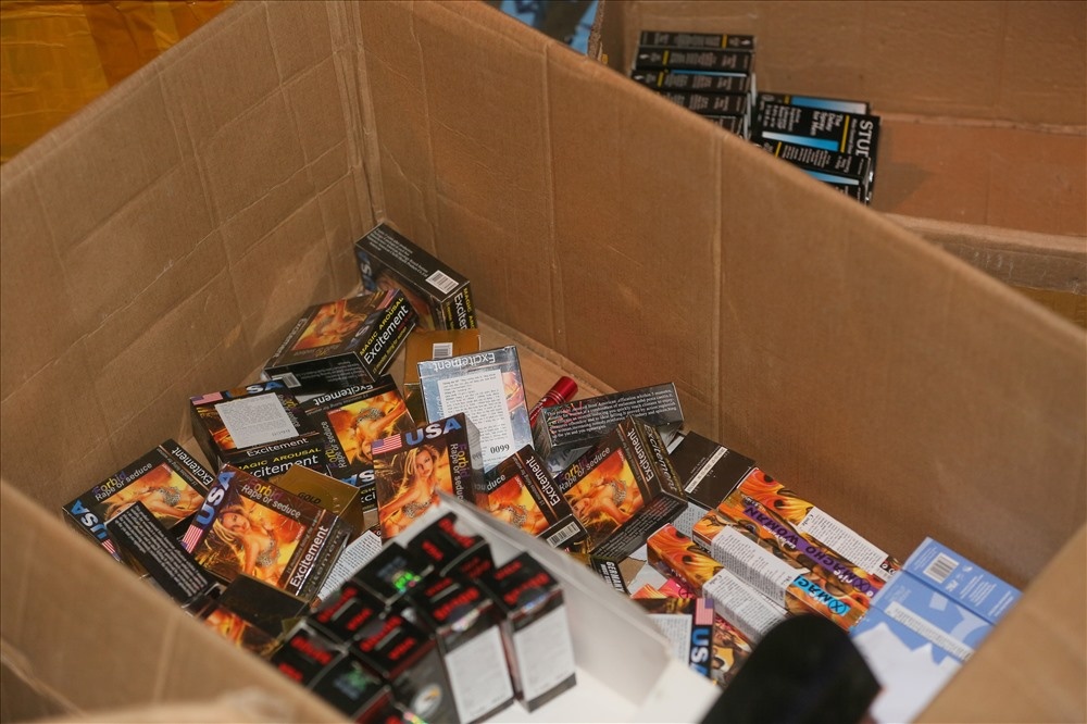 Thu giu 1.100 san pham kich duc o Ha Noi hinh anh