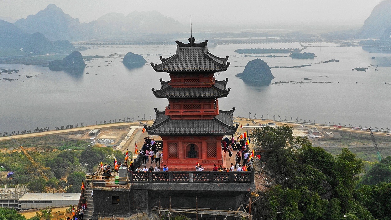 Chu dau tu ngoi chua lon nhat the gioi tai Ha Nam thu loi the nao? hinh anh