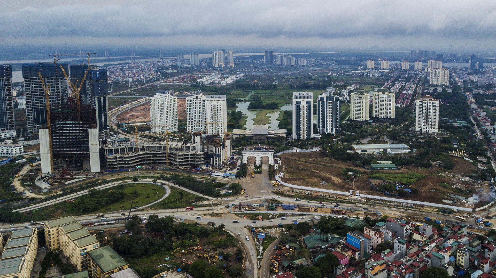 Cuoc dua khoc liet cua dai gia bat dong san tai tay Ho Tay hinh anh