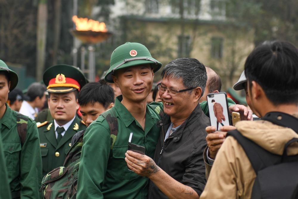 Tan binh bin rin chia tay trong le giao quan o Ha Noi hinh anh