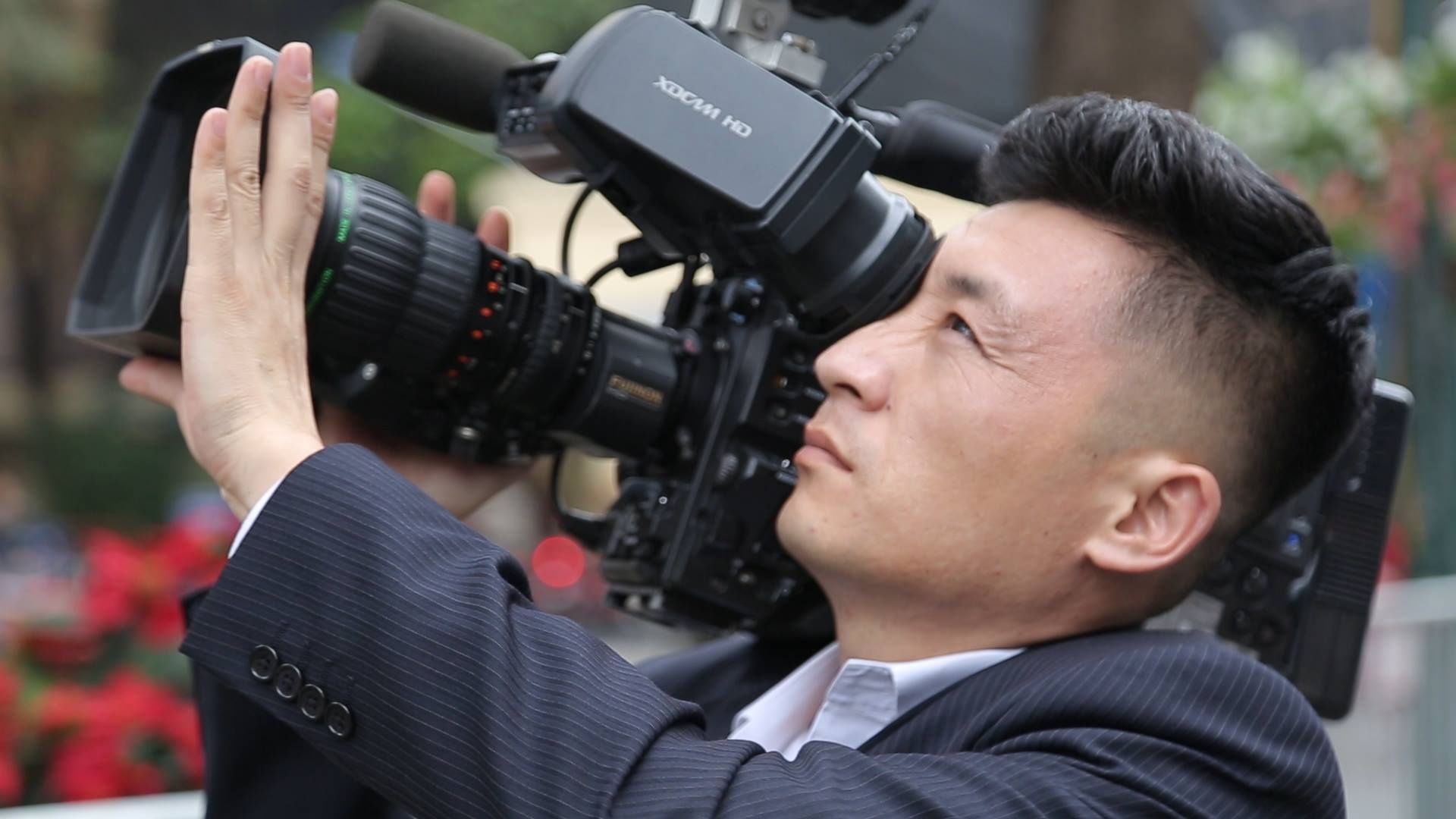 Phong vien Trieu Tien tac nghiep truoc khach san Melia hinh anh