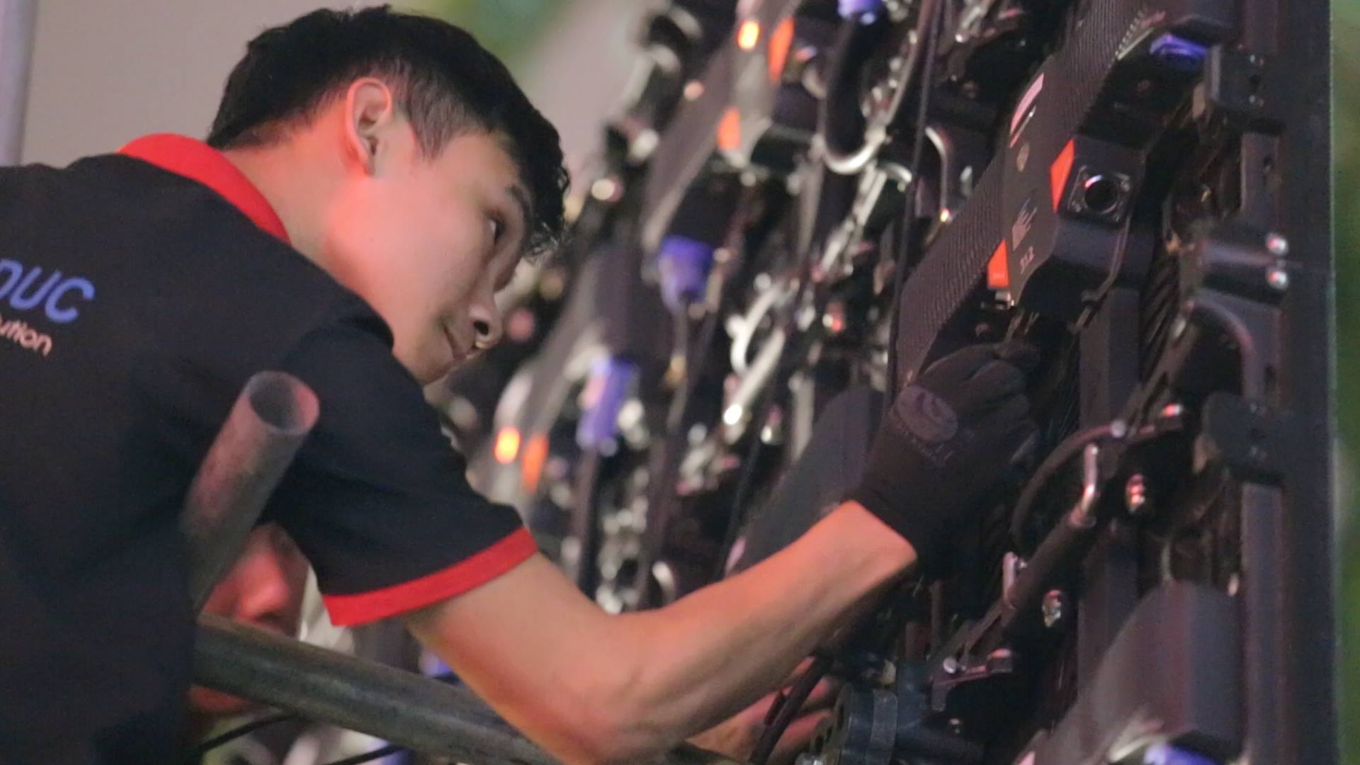 Ha Noi gap rut lap 27 man hinh LED don thuong dinh My - Trieu hinh anh