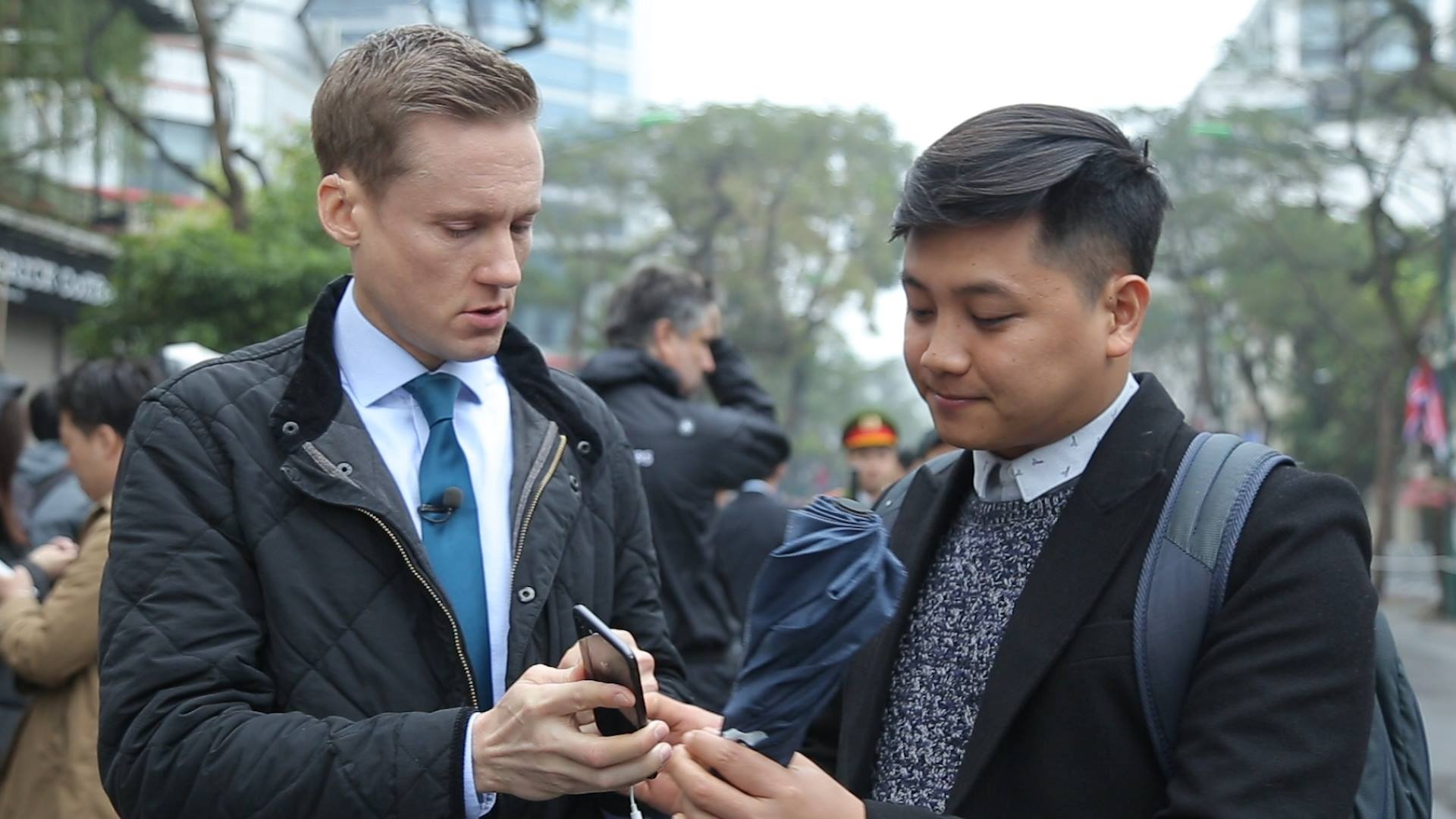 Truyen thong 'nin tho' doi ong Kim Jong Un truoc khach san Melia hinh anh