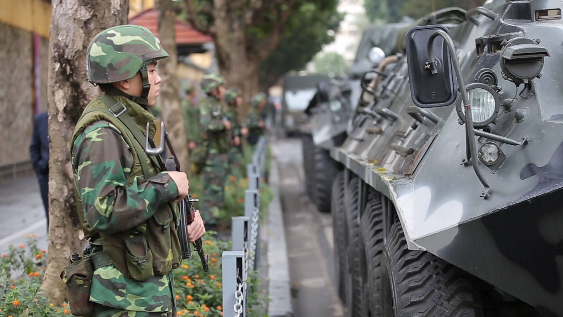 Xe boc thep ung truc 24/24h bao ve khach san Melia hinh anh