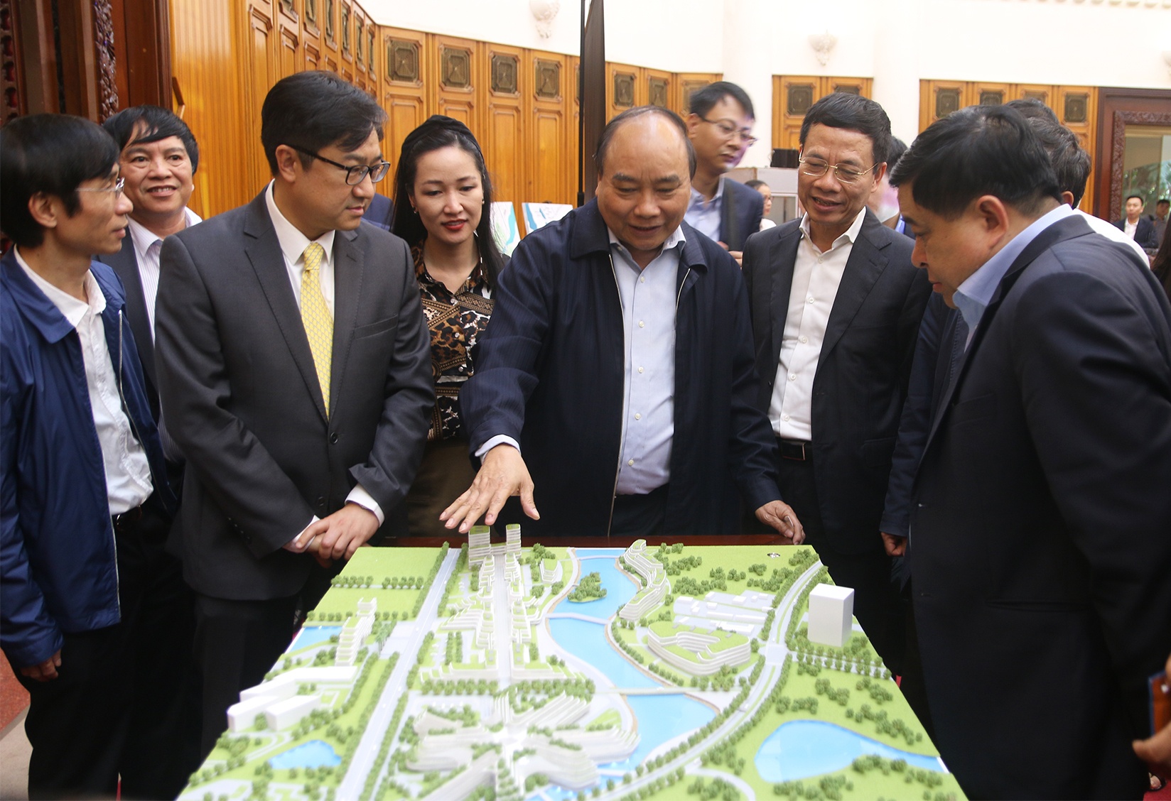 thu tuong nghe bao cao ve viec thanh lap trung tam doi moi sang tao anh 2