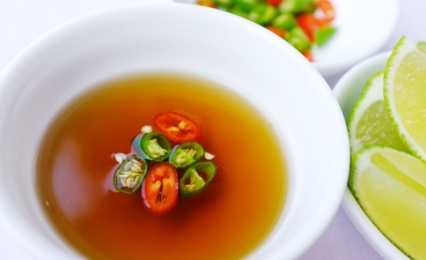 ‘Phan biet nuoc mam voi nuoc cham roi hay lam tieu chuan, quy trinh’ hinh anh