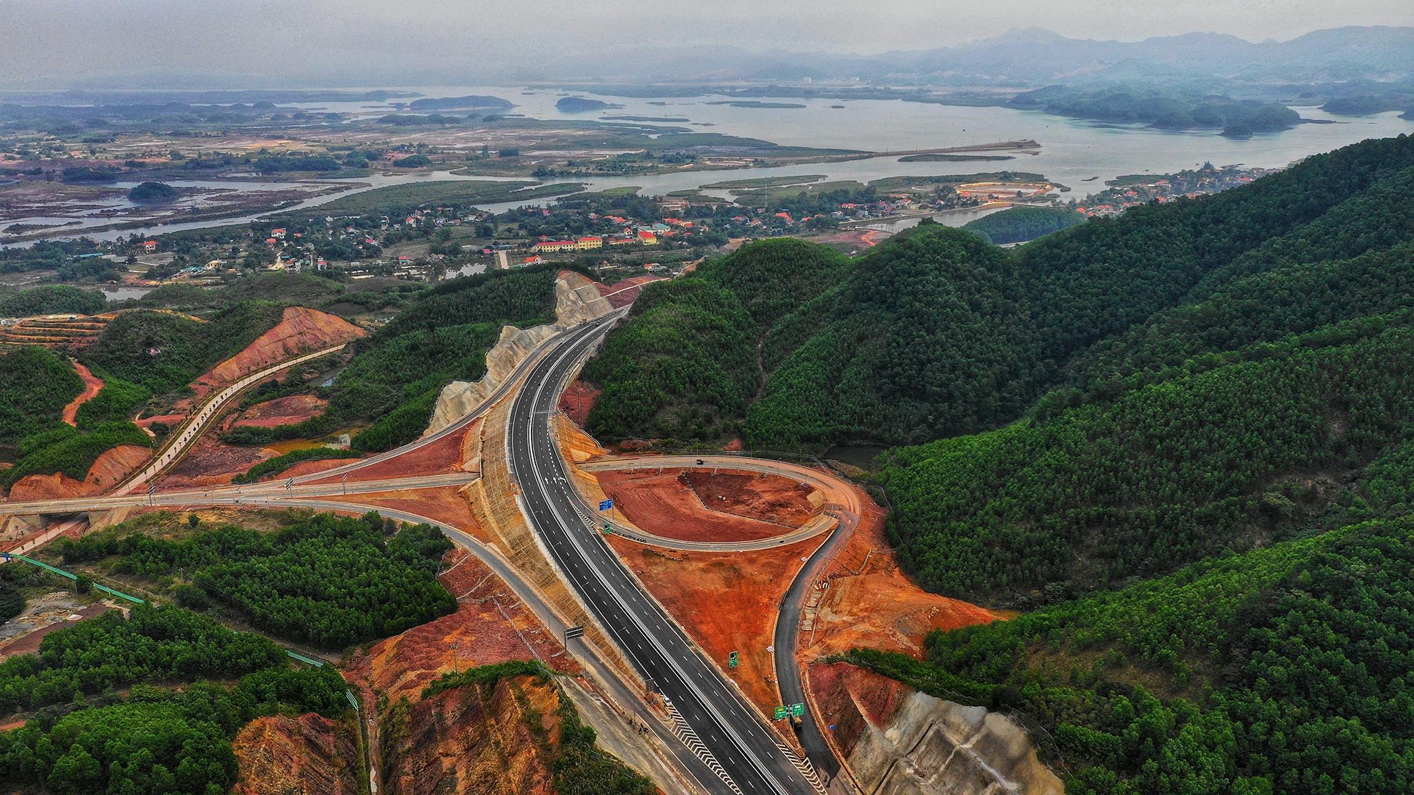 Truoc thong tin ‘co thoi gia dat’, Quang Ninh thanh tra tai Van Don hinh anh