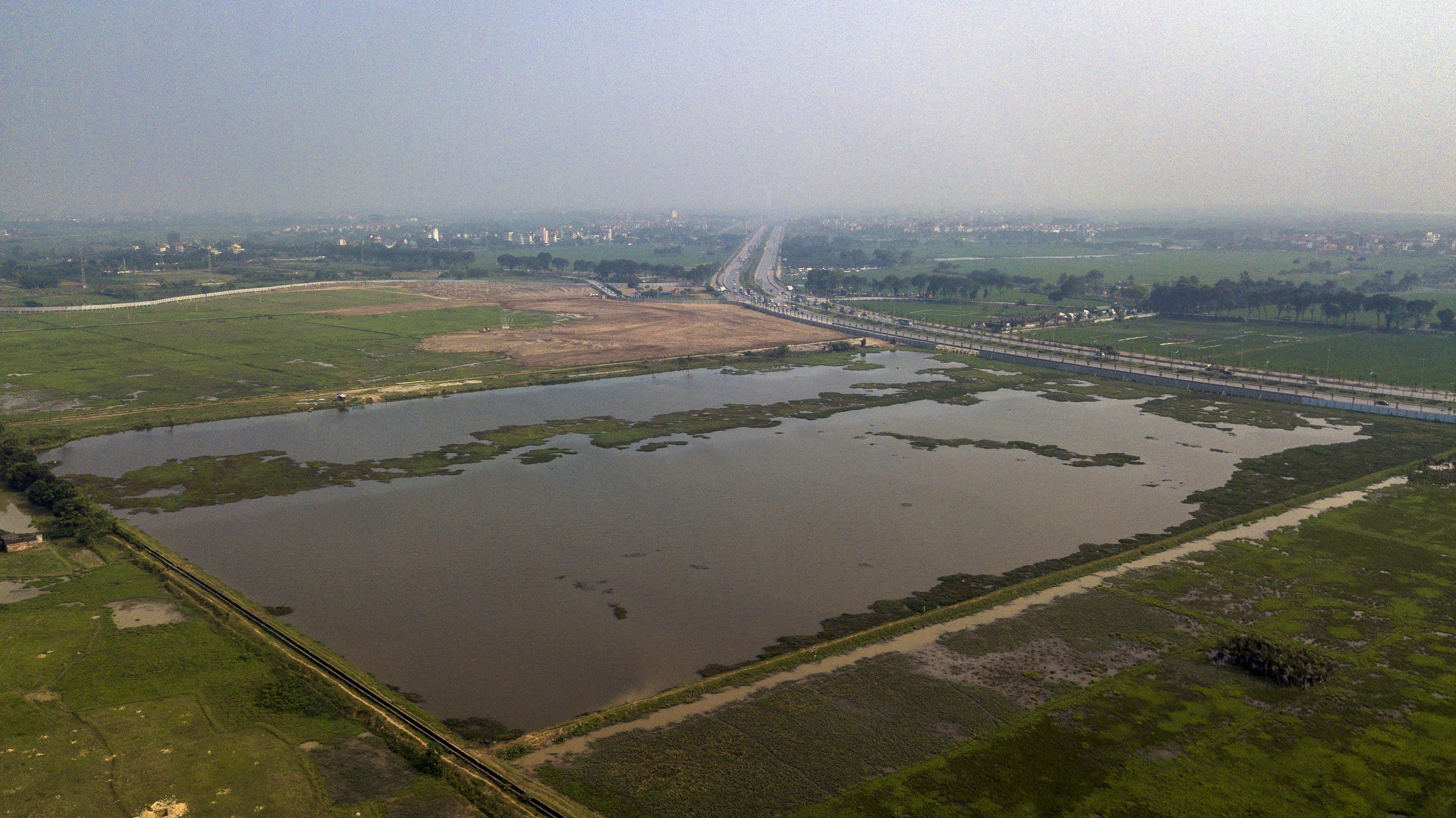 Cong vien 'Disneyland' cua Ha Noi van im lim du muon xong cuoi nam nay hinh anh