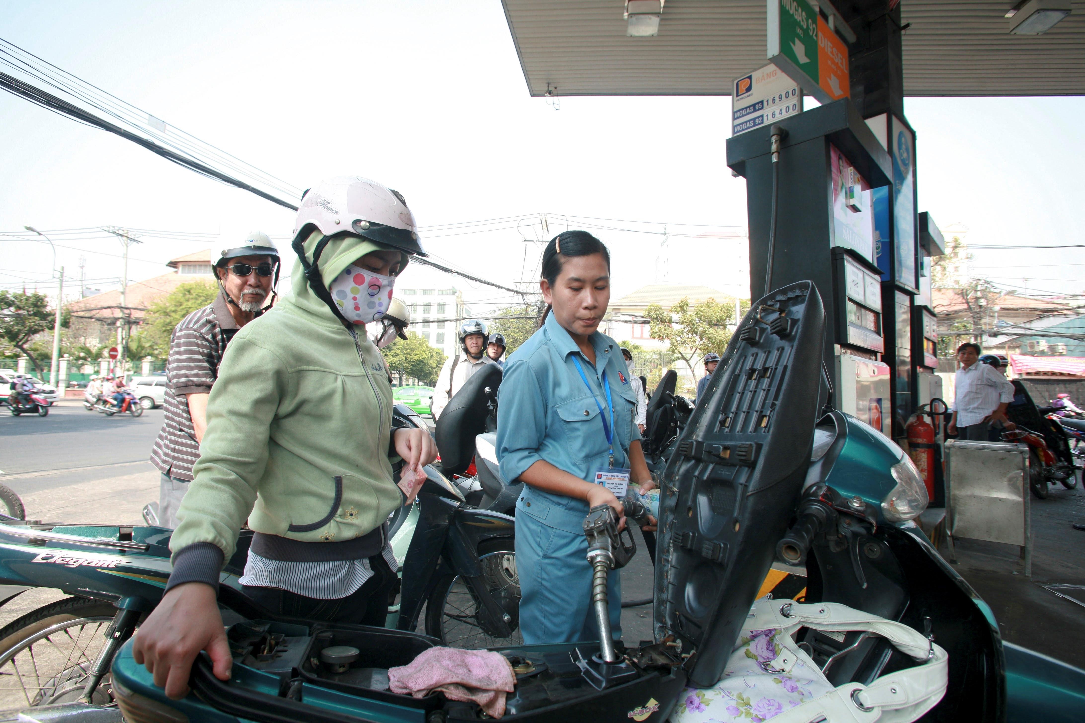 Khong chi quy binh on, gia xang co the tang gan 3.500 dong/lit hinh anh