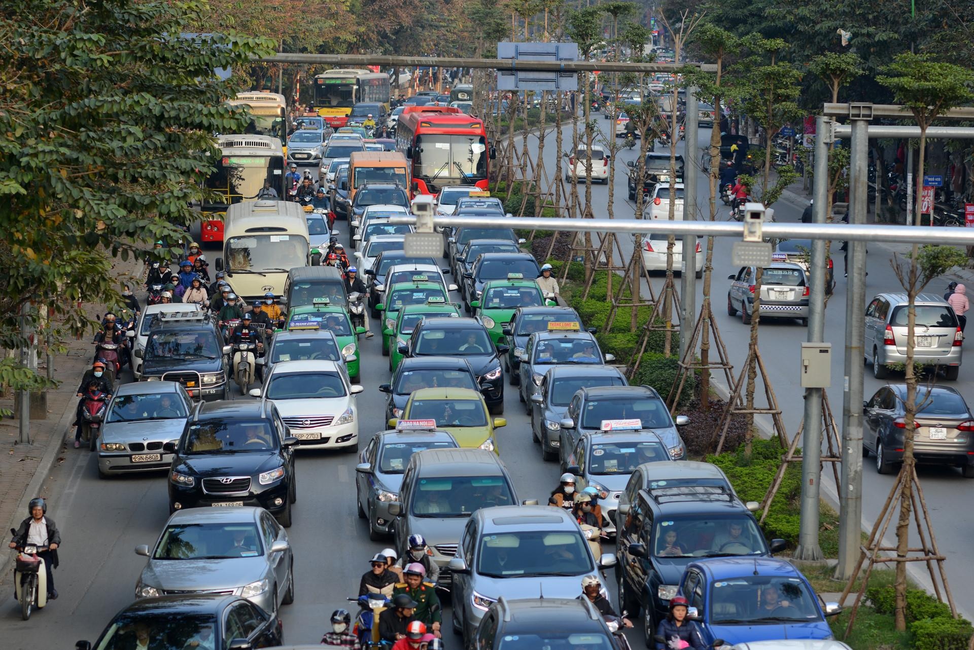 Bo GTVT yeu cau chan chinh taxi ngoai tinh cai Grab chay o Ha Noi hinh anh