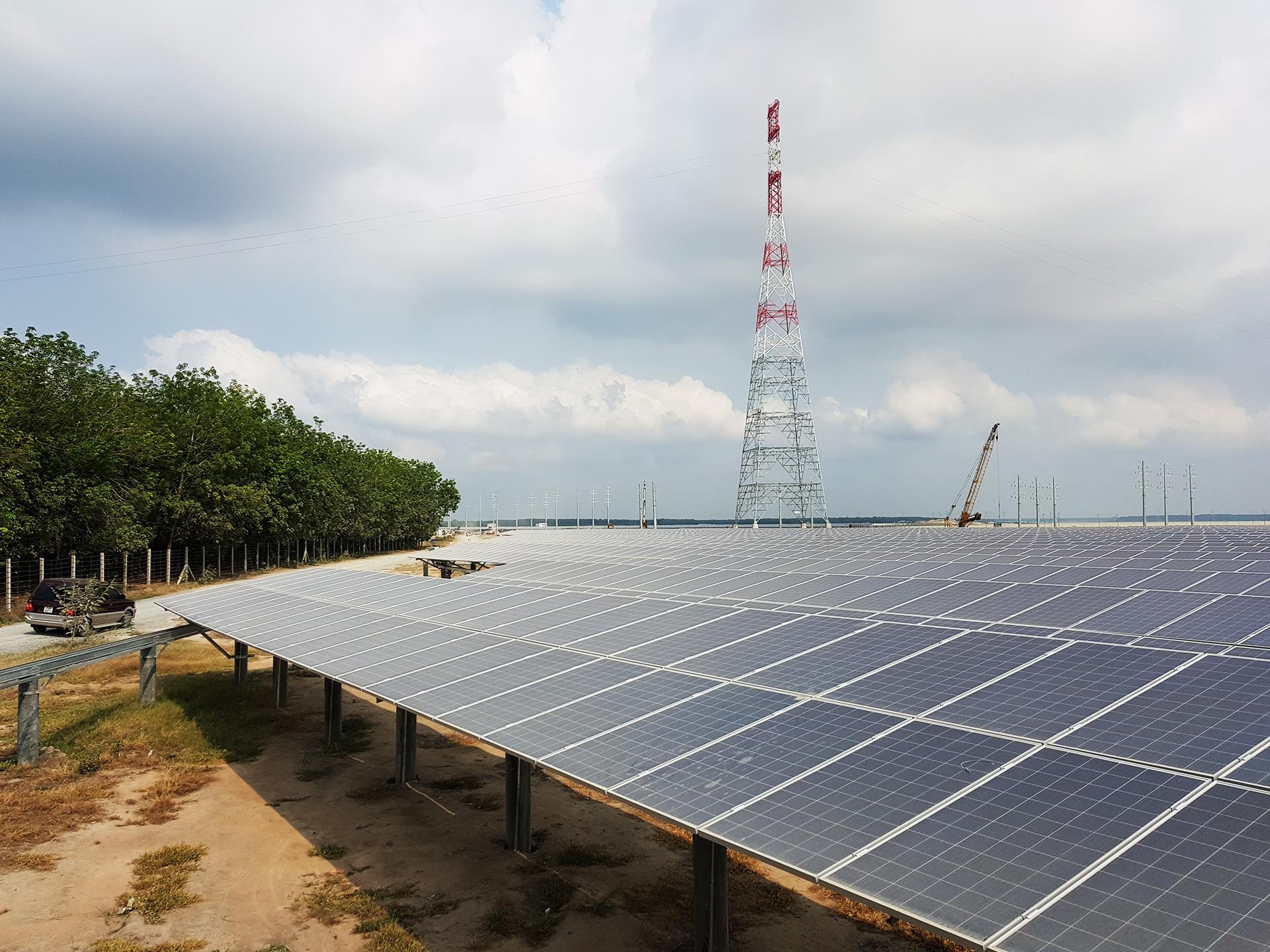 Can canh nha may dien mat troi lon nhat chau A tren ho Dau Tieng hinh anh