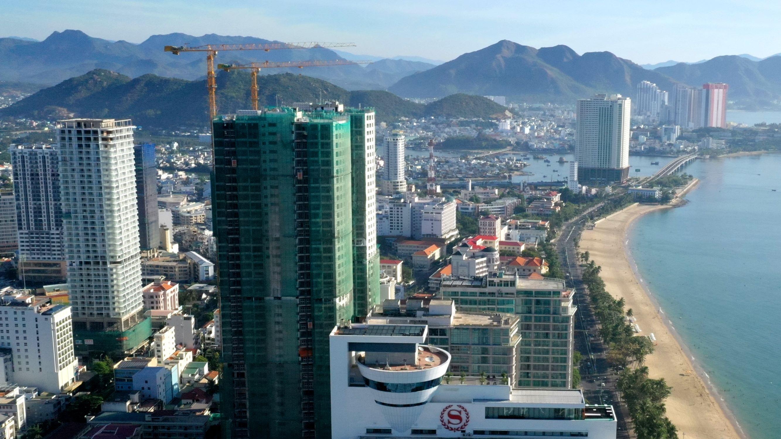Condotel cao tang chen chuc ven bien Nha Trang hinh anh