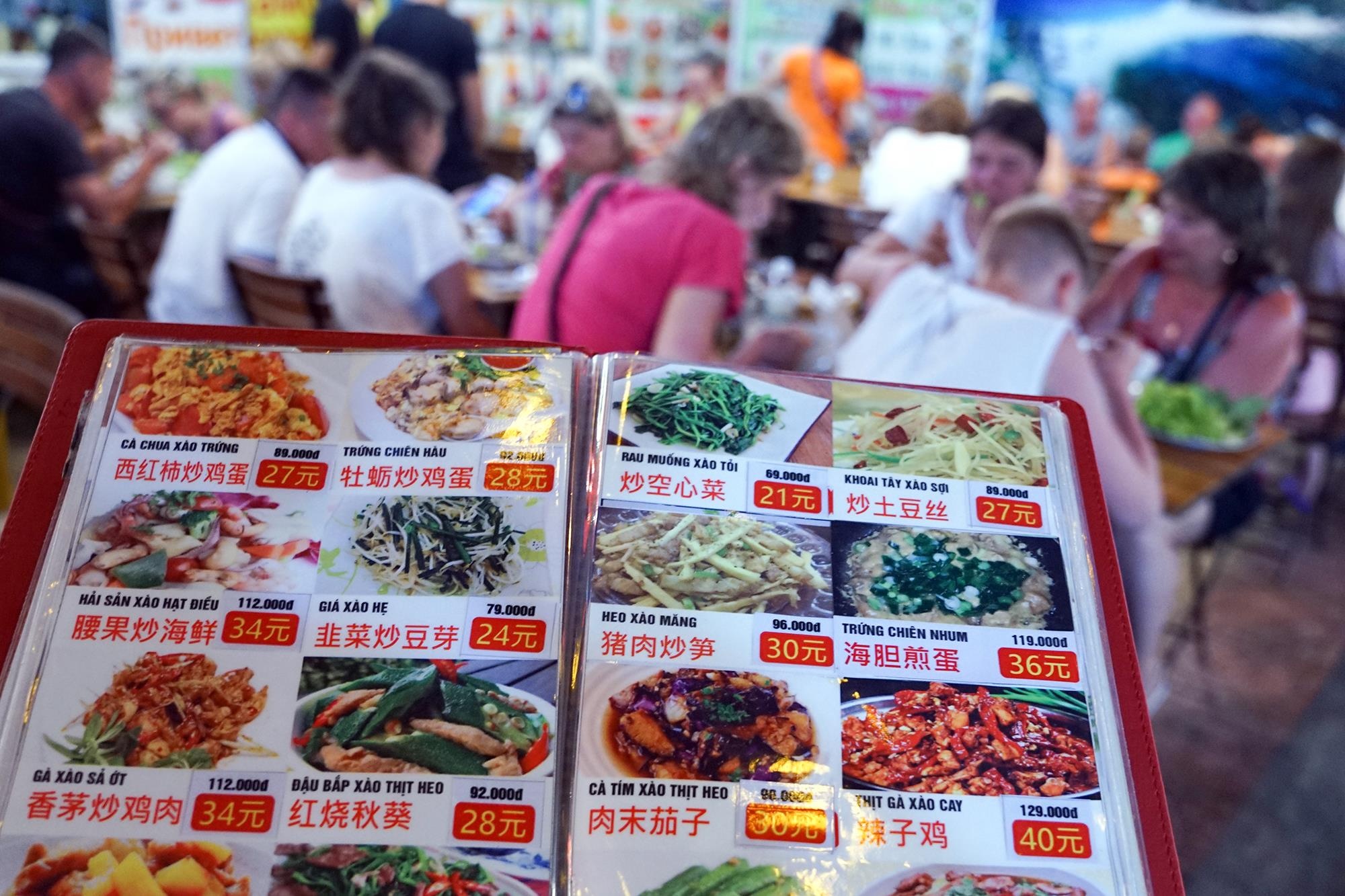 Vao cho dem Nha Trang cu ngo nhu dang mua sam o nuoc ngoai hinh anh