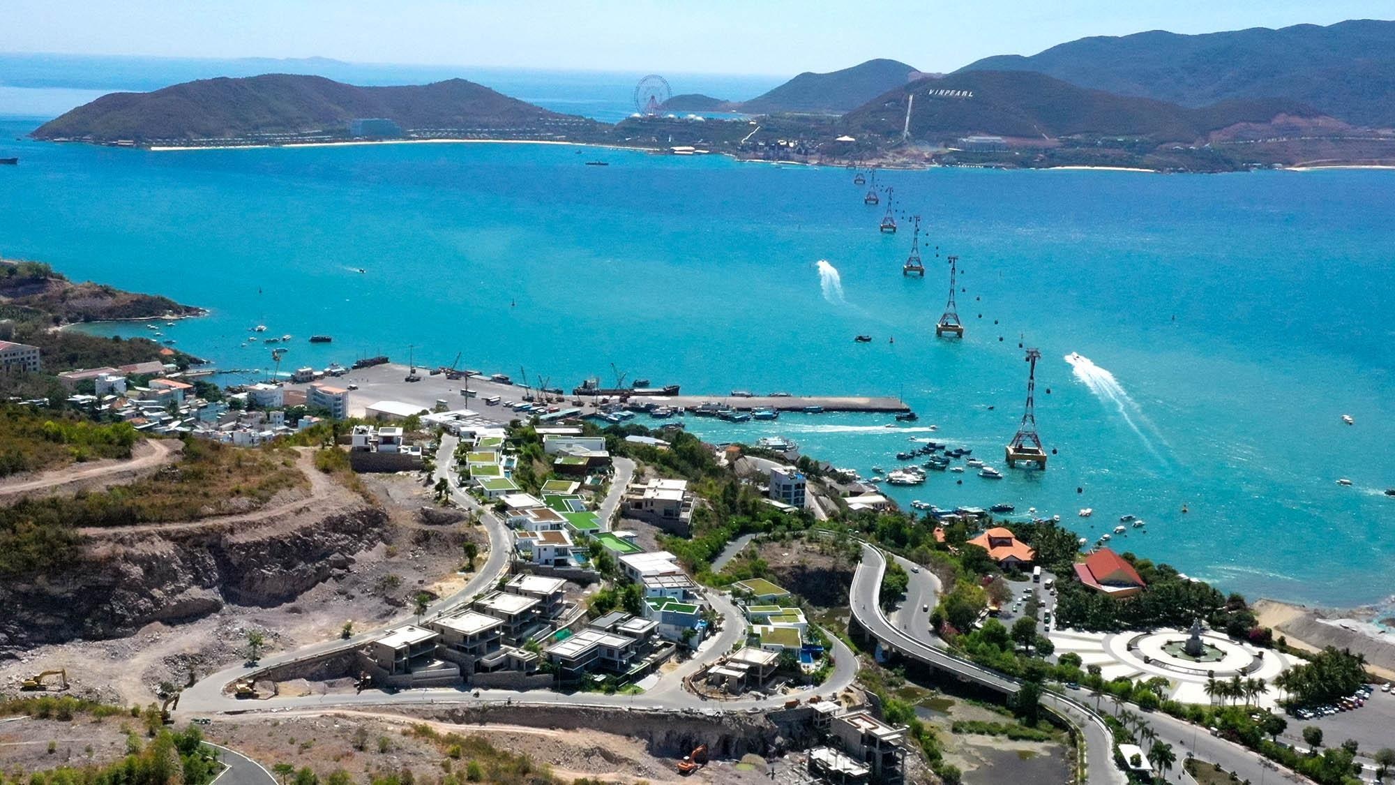 Loat biet thu rao ban trieu USD tren nui nhin ra vinh Nha Trang hinh anh