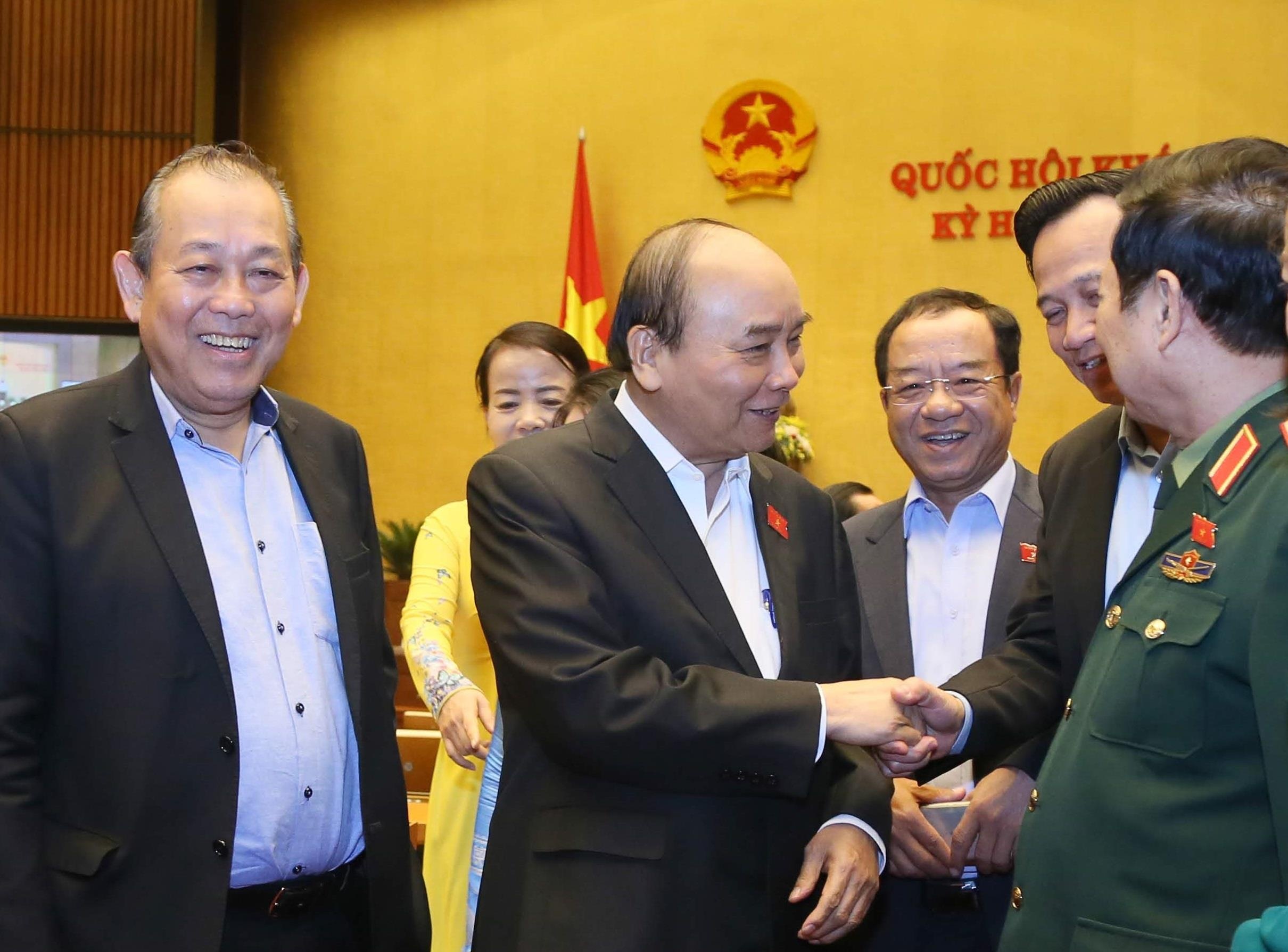 Thu tuong trao doi voi dai bieu ben le Quoc hoi hinh anh