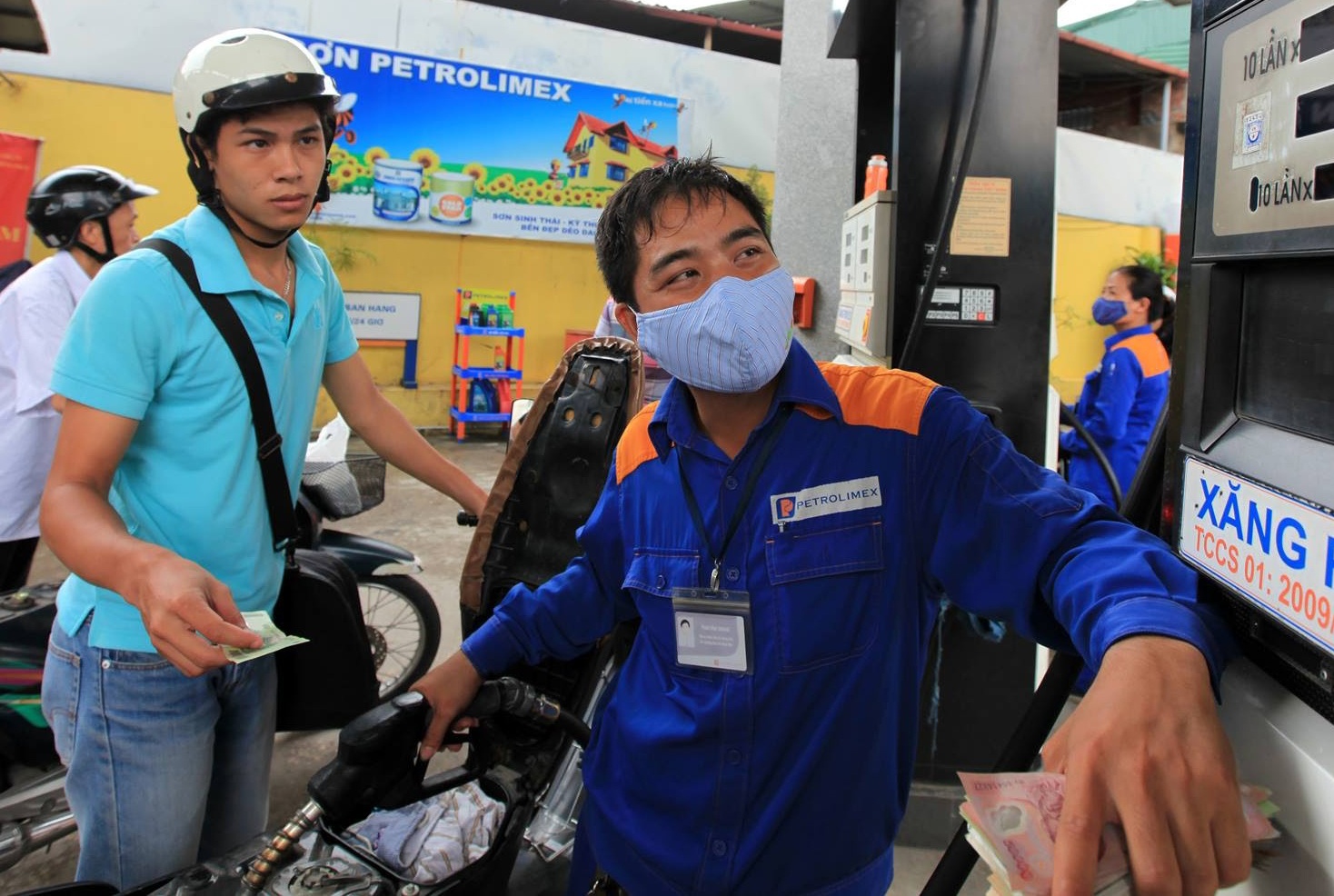 Gia xang giam 90 dong tu 15h chieu nay hinh anh