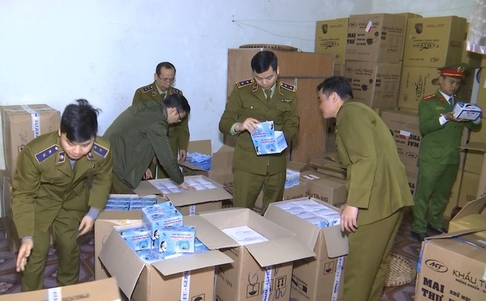 Dung giay ve sinh thay lop lot khang khuan de lam gia khau trang hinh anh