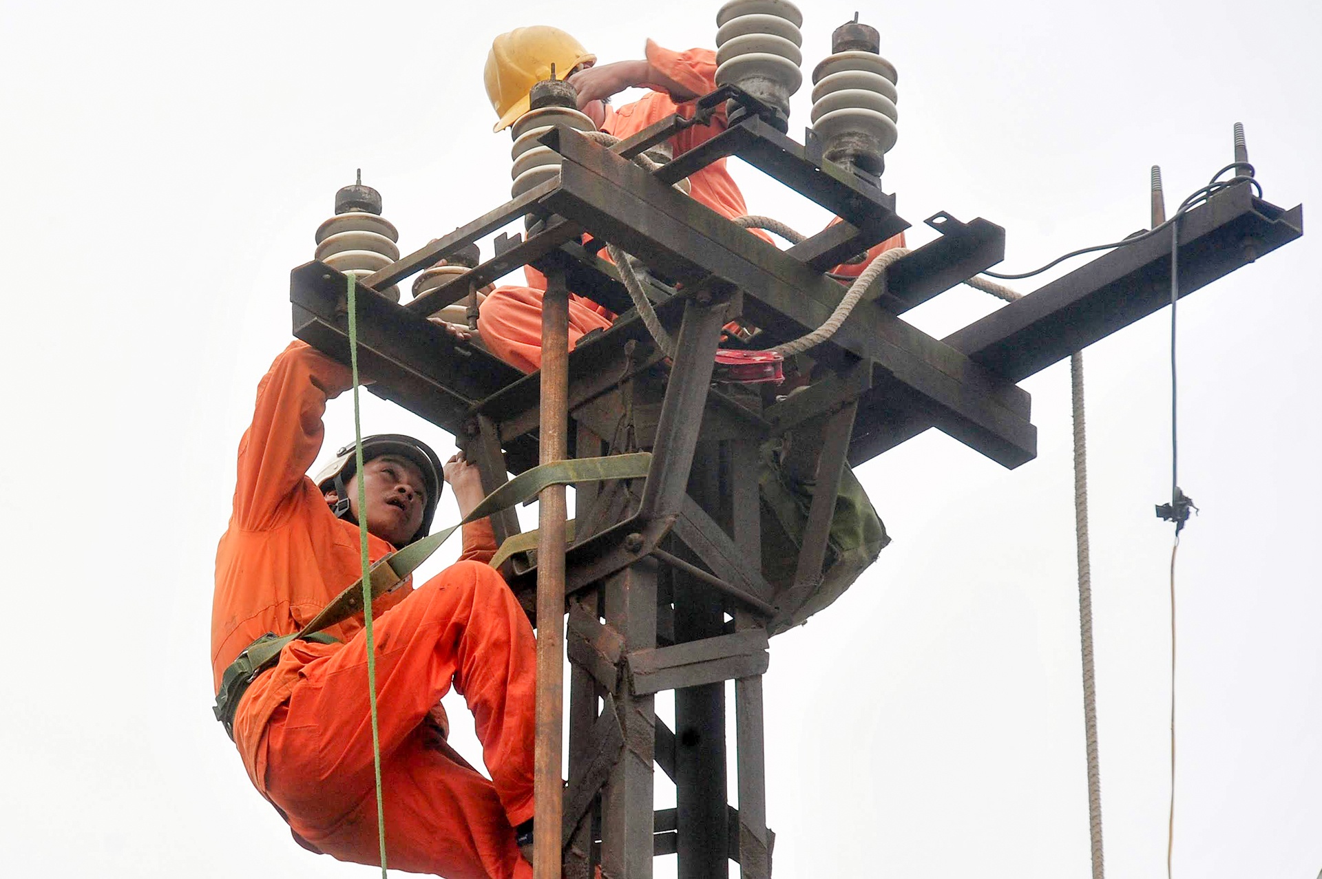 Kien nghi giam gia dien sau khi gia xang xuong thap nhat 11 nam hinh anh