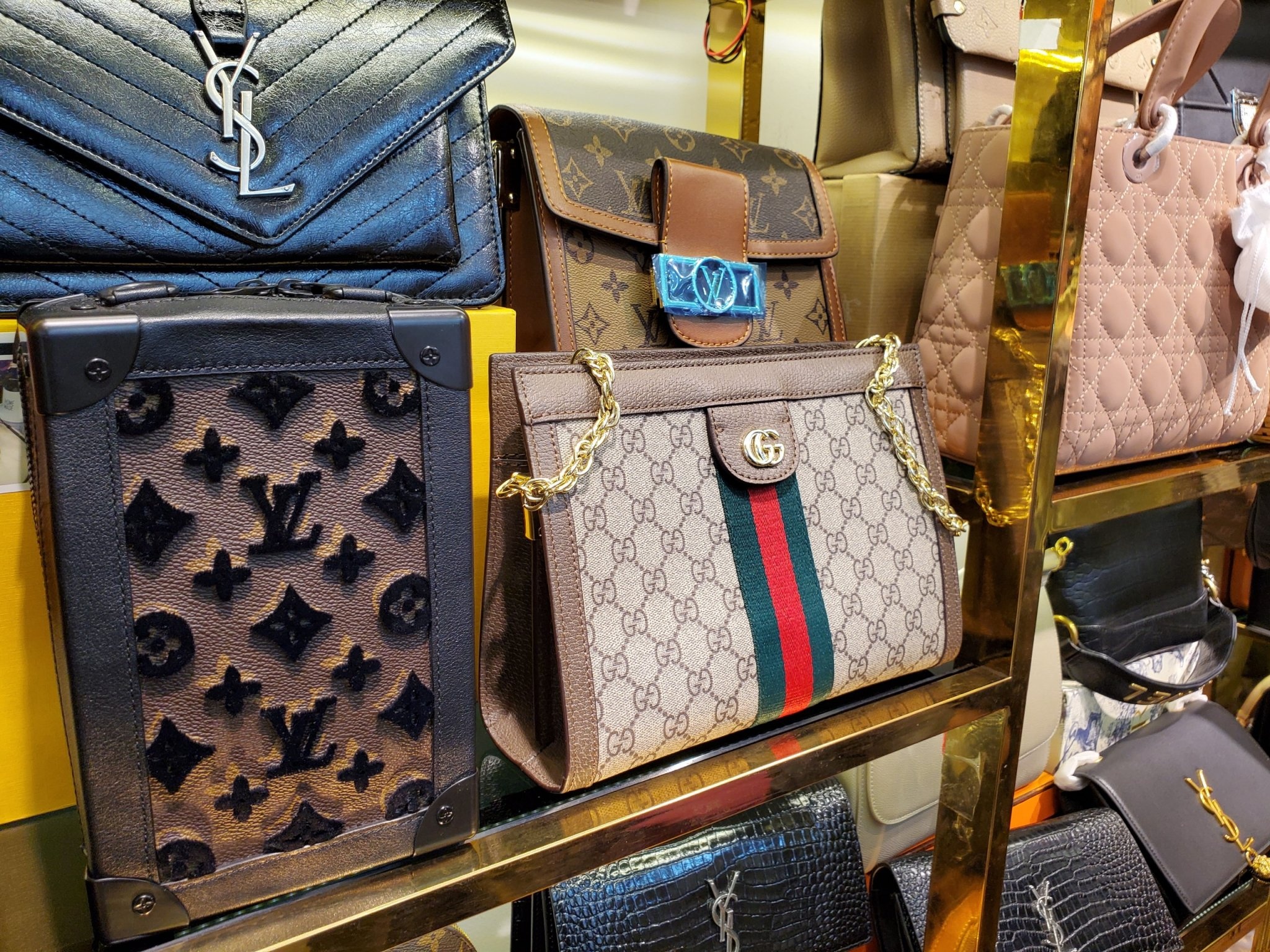 Thu giu hang Gucci, LV, Chanel, Hermes nghi nhai tai pho co Ha Noi hinh anh