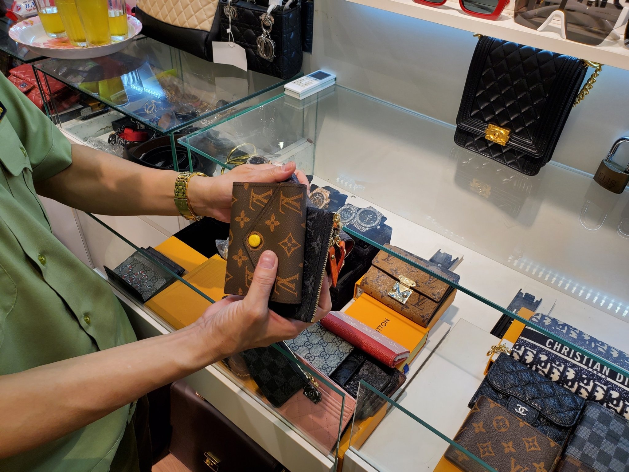 quan ly thi truong thu giu hang nhai anh 2