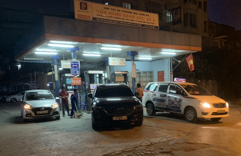 Mot cay xang o Ha Noi bi phat hien gam hang truoc luc dieu chinh gia hinh anh