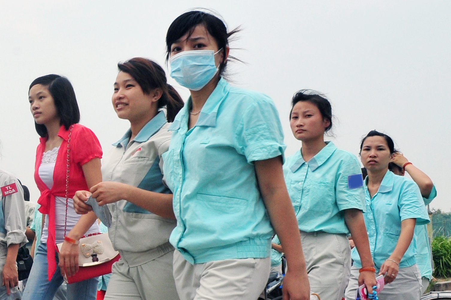 Giam thieu viec doanh nghiep sa thai hang nghin cong nhan nhu the nao? hinh anh