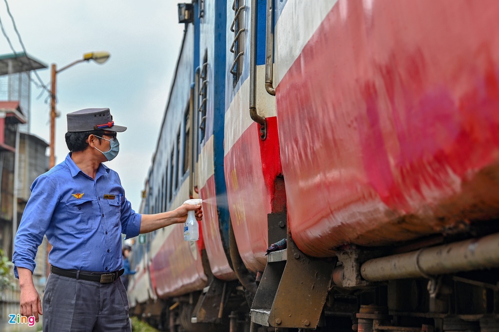 van chuyen nong san bang hang khong va duong sat anh 2