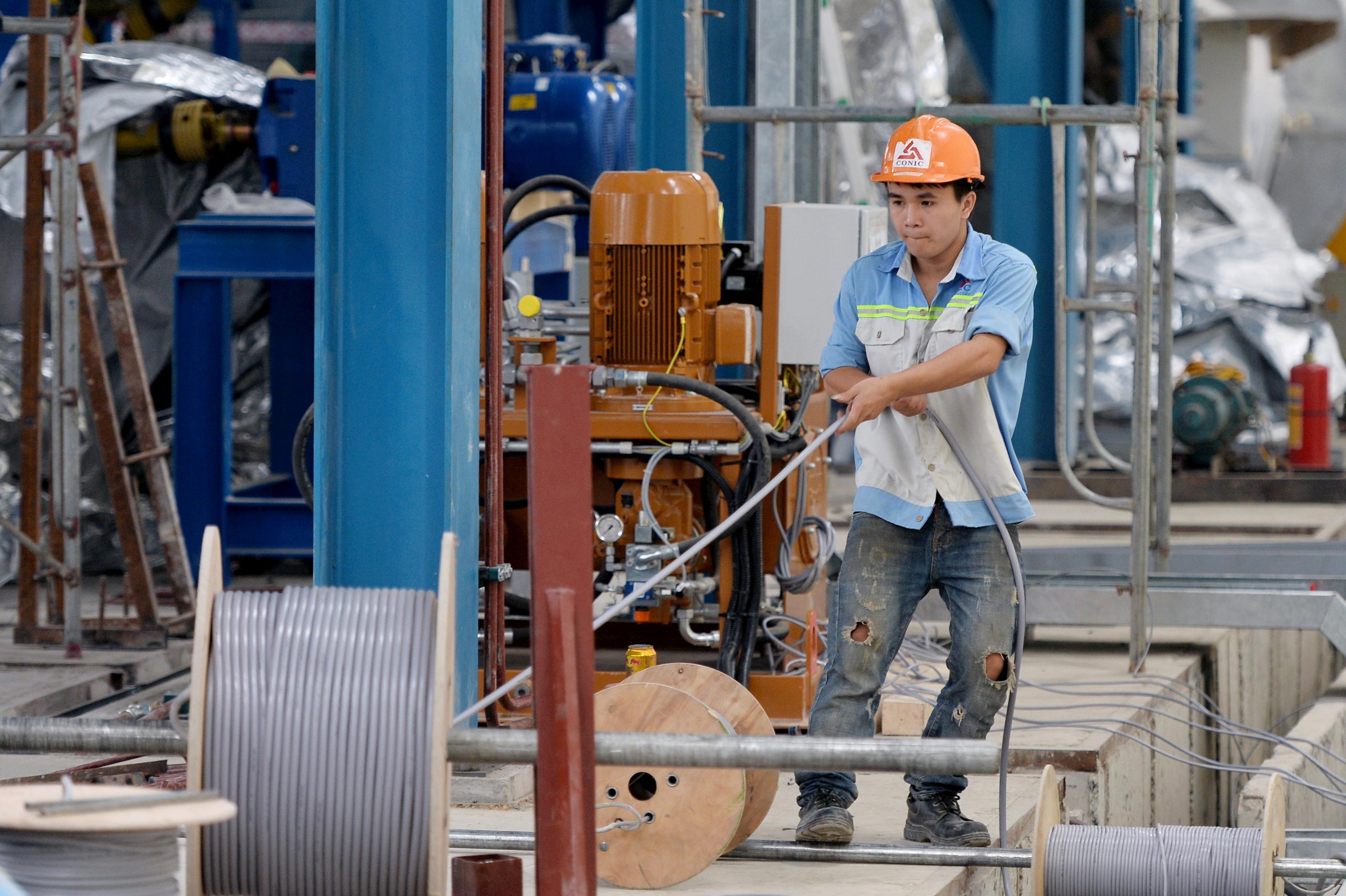 70 nam ban kinh te trung uong anh 6