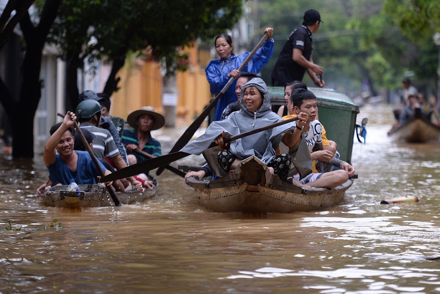 Thu truong Bo Nong nghiep: Da canh bao lu o mien Trung truoc 15 ngay hinh anh
