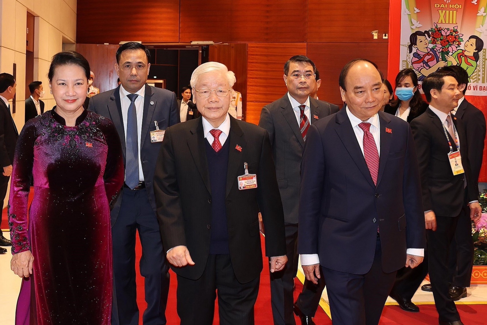 Tong bi thu cung cac dai bieu trong phien hop tru bi Dai hoi XIII hinh anh