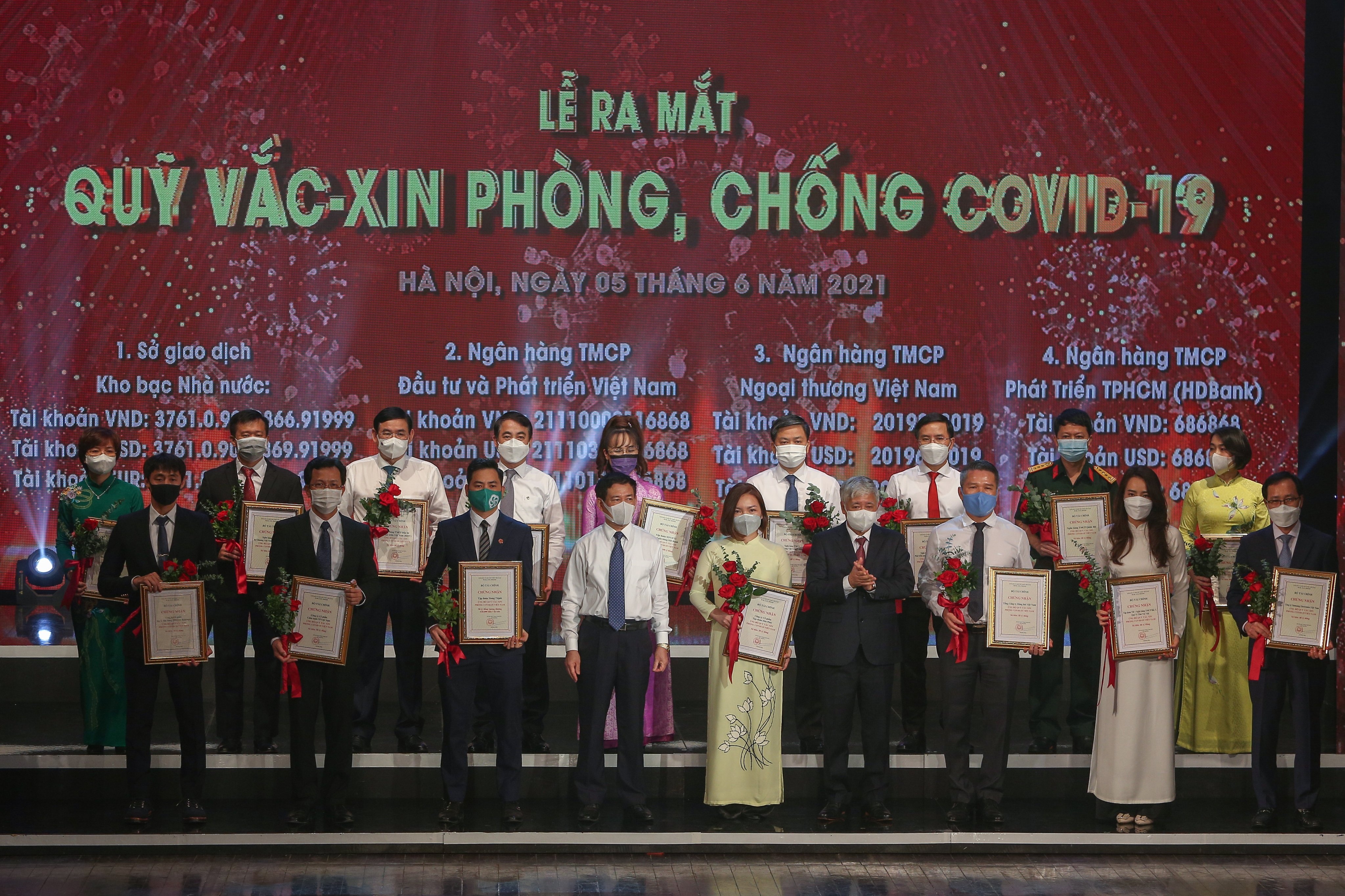 'Toi vui hon khi dong gop 500 ty cho quy vaccine' hinh anh