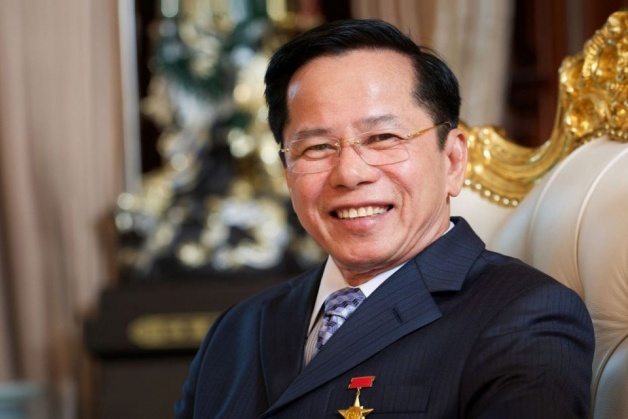 Chan dung ong chu san golf ung ho 500 ty vao quy vaccine Covid-19 hinh anh