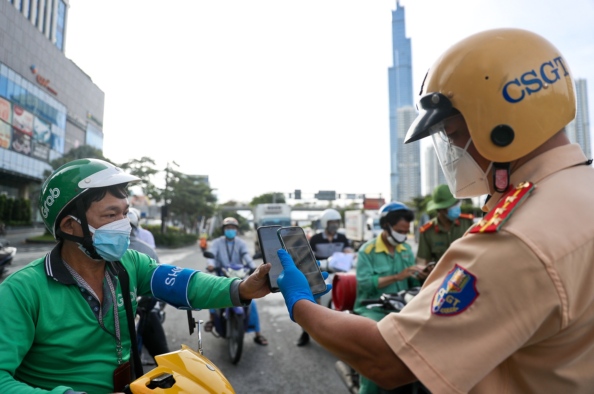 TP.HCM va 5 tinh mien Dong co the tang truong am nam 2021 hinh anh