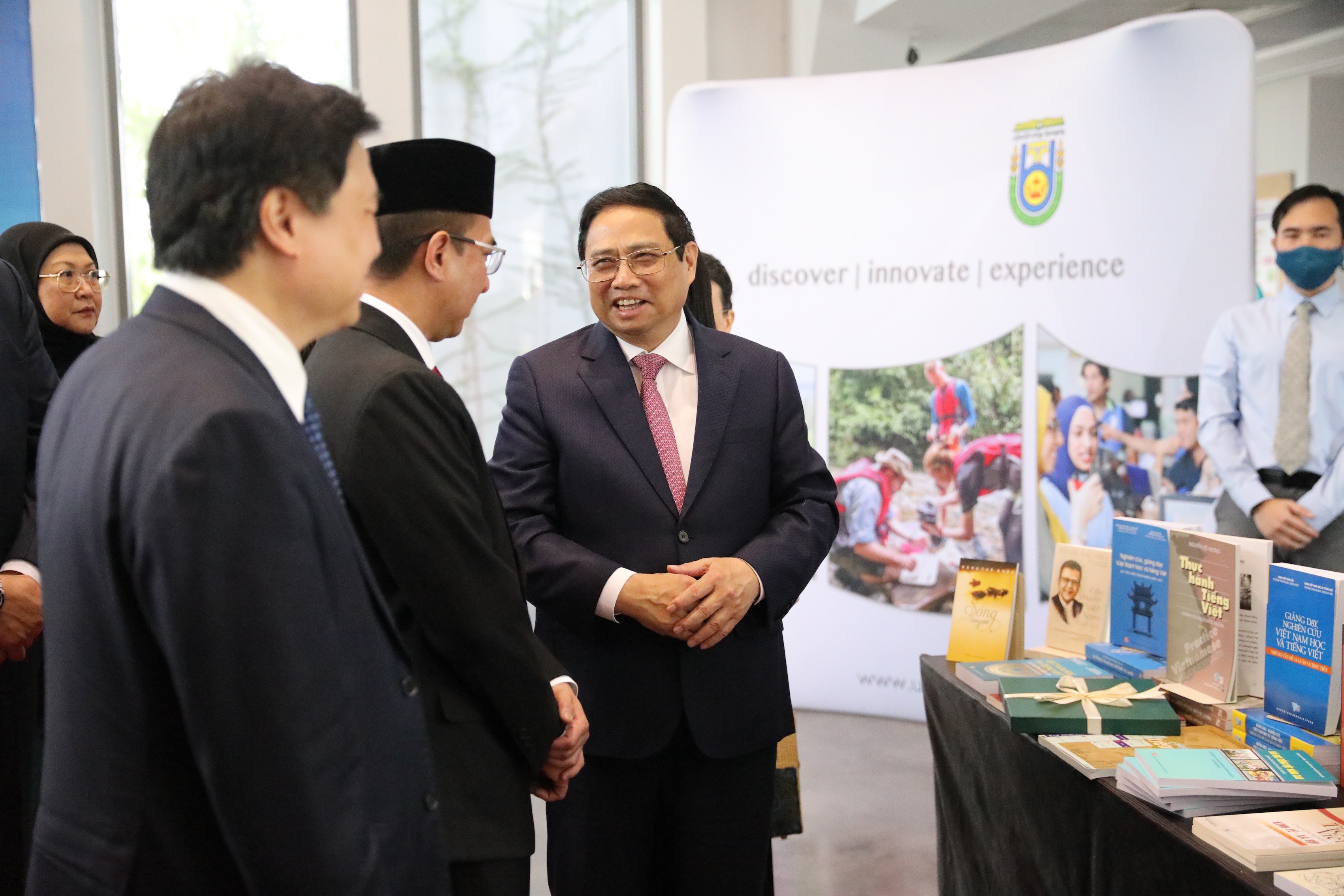 Thu tuong Pham Minh Chinh tham lop tieng Viet va choi nhac cu o Brunei hinh anh