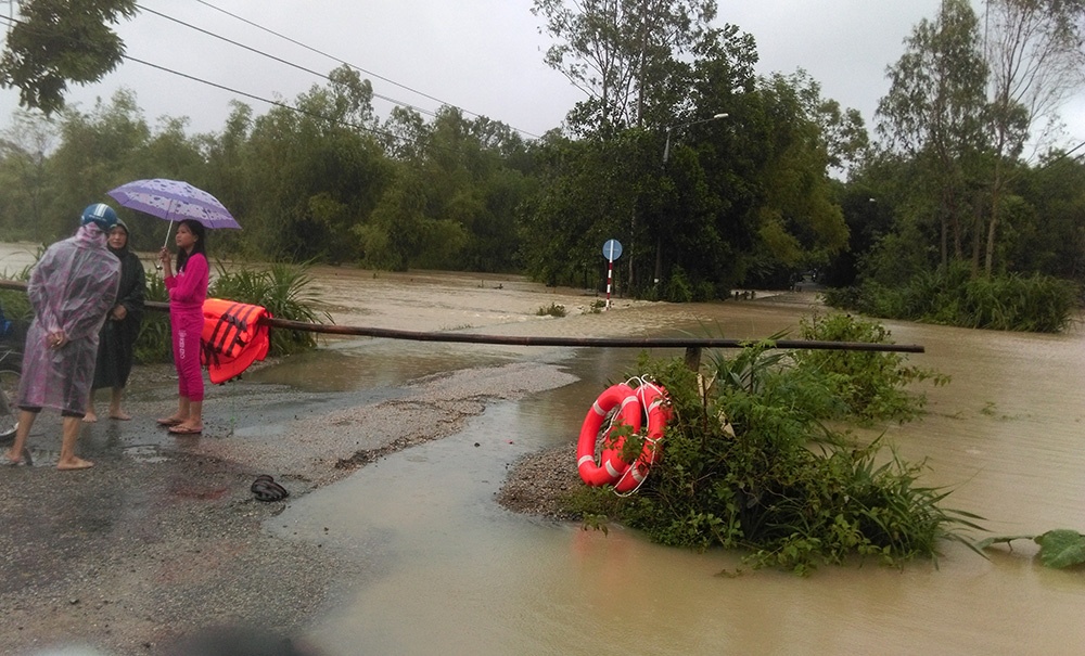 Lu cuon troi hai me con,  be trai 4 tuoi tu vong hinh anh