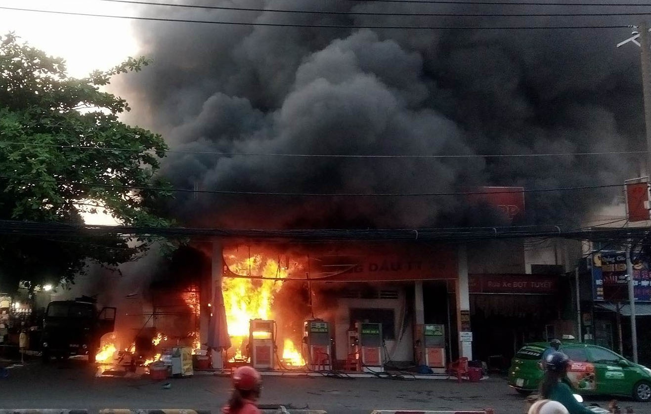 Chay no lon o cay xang giua Sai Gon hinh anh