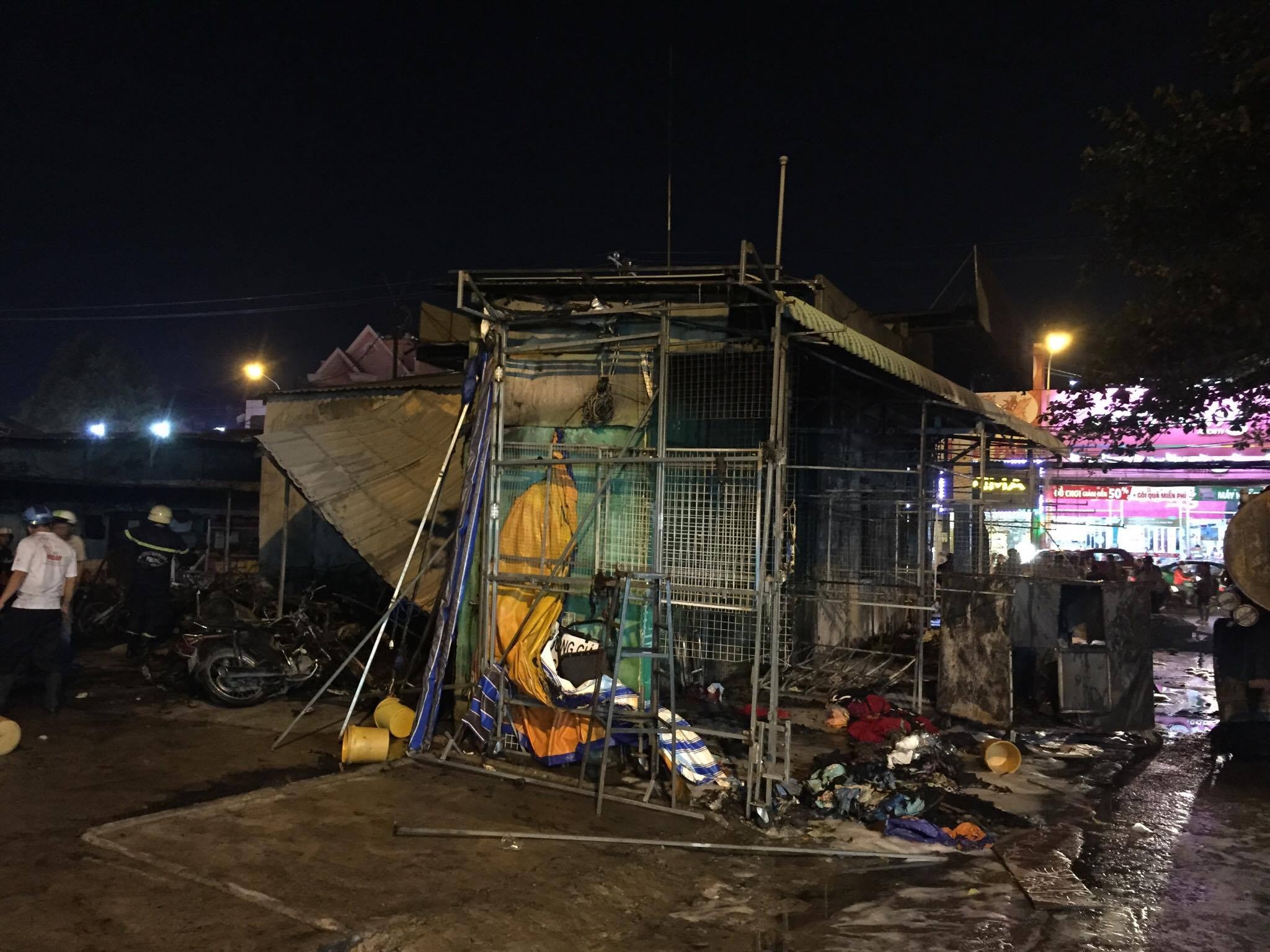 Cháy cây xăng giữa Sài Gòn ảnh 2 Chay cay xang giua Sai Gon anh 2