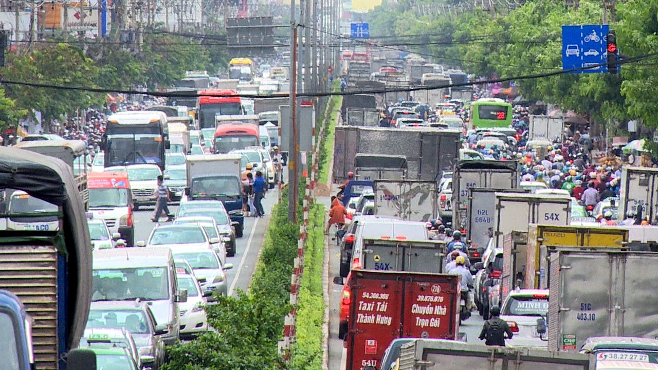 Duong vao san bay Tan Son Nhat ket cung ngay cuoi tuan hinh anh